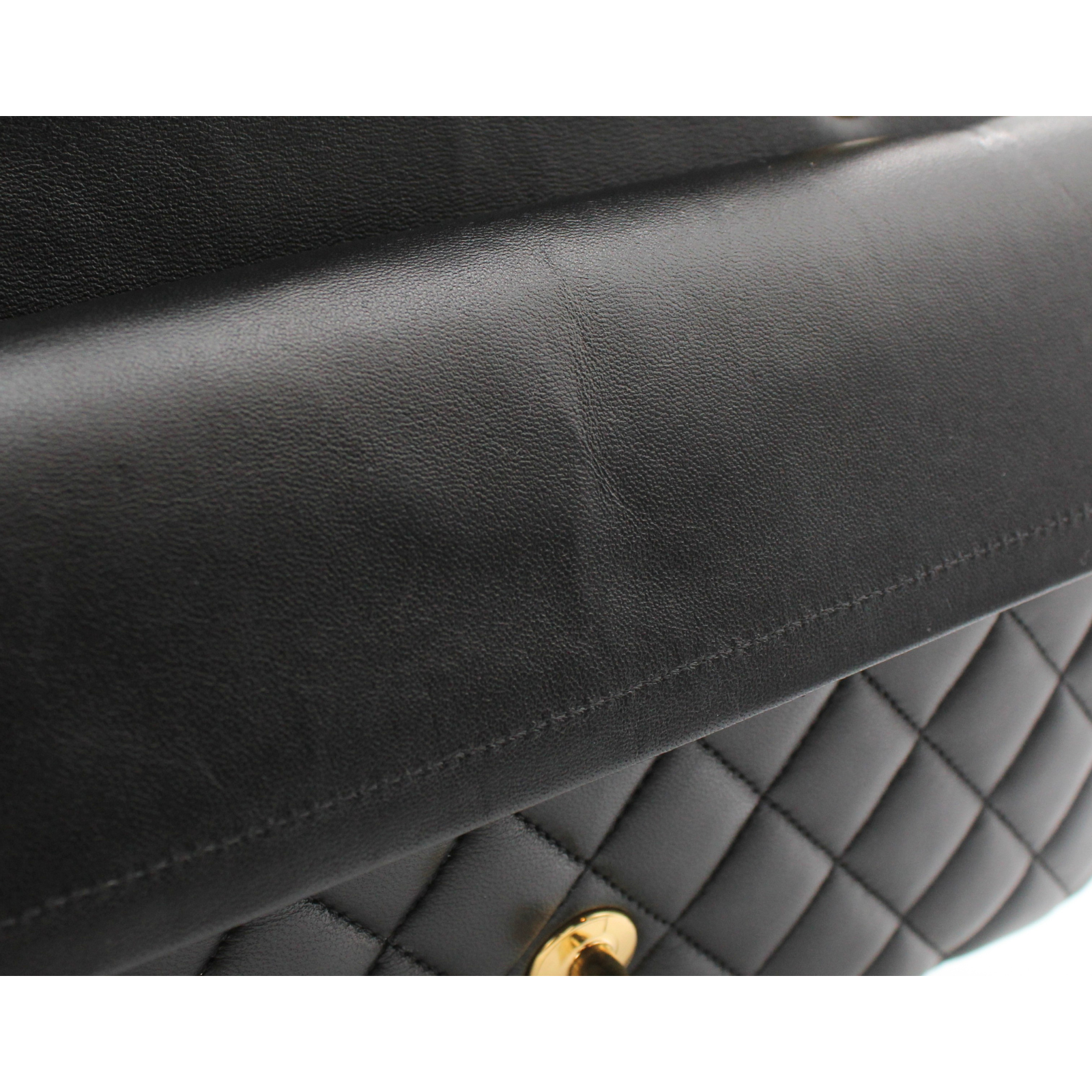 Classic Medium Lamb Black Shoulder Bag