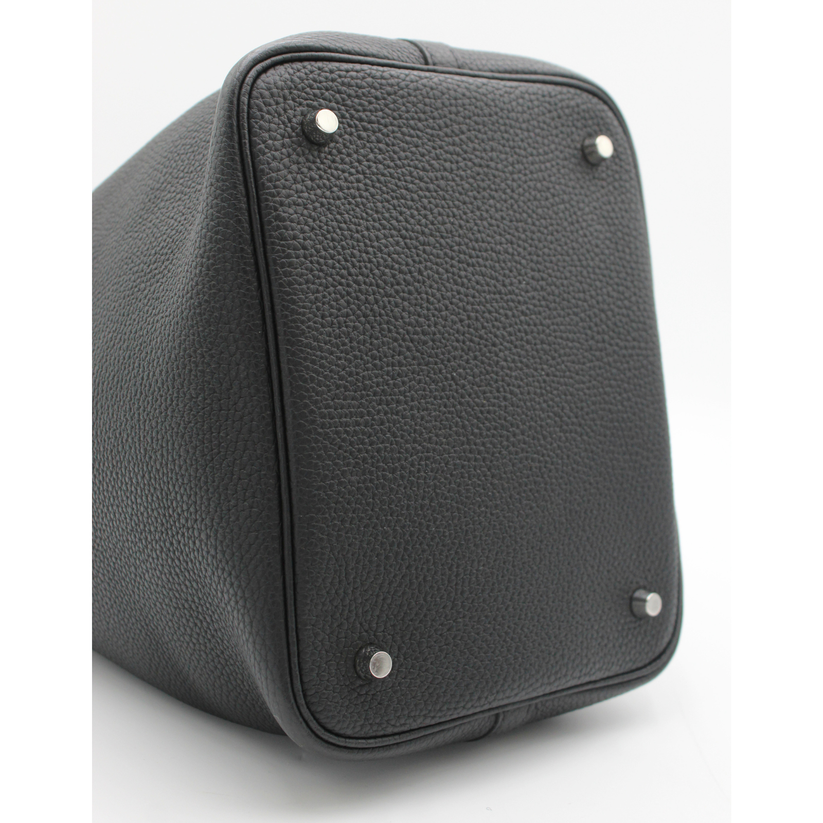 Picotin Lock 22 Taurillon Clemence Black Handbag