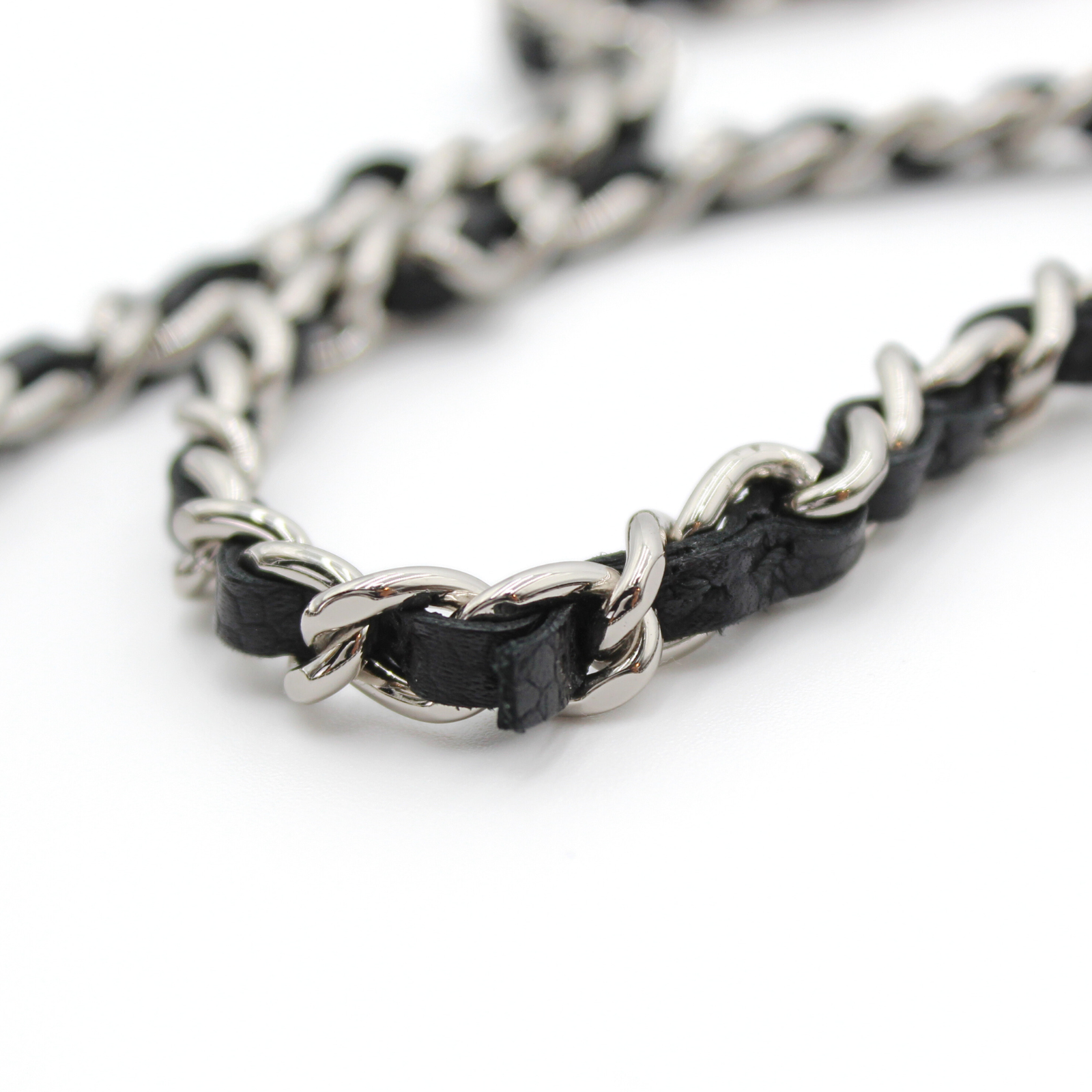 Classic Caviar Black Wallet on Chain