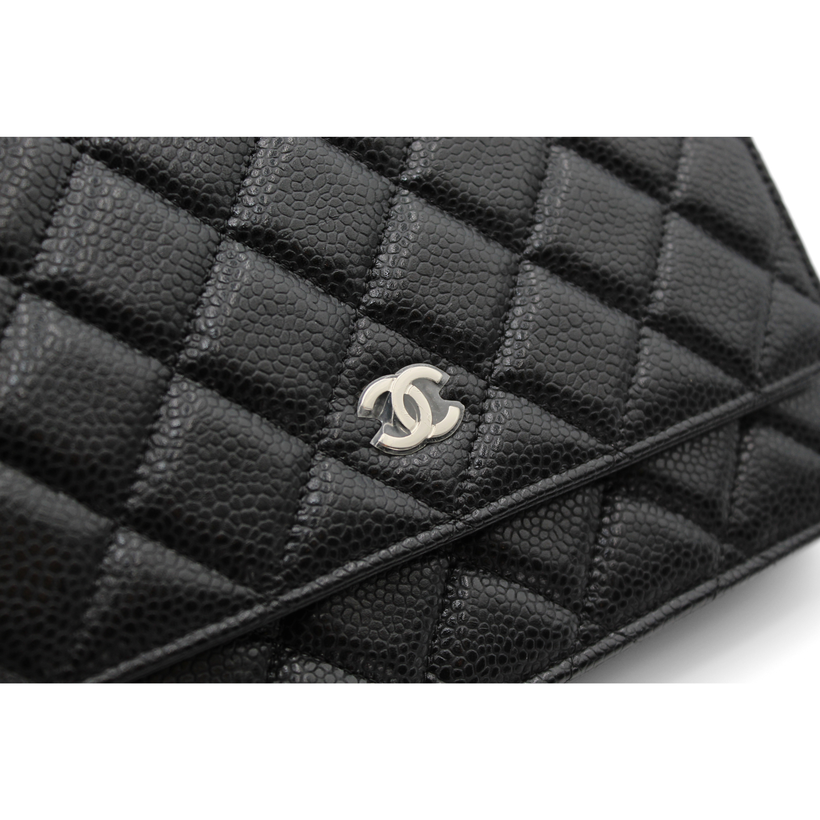 Classic Caviar Black Wallet on Chain