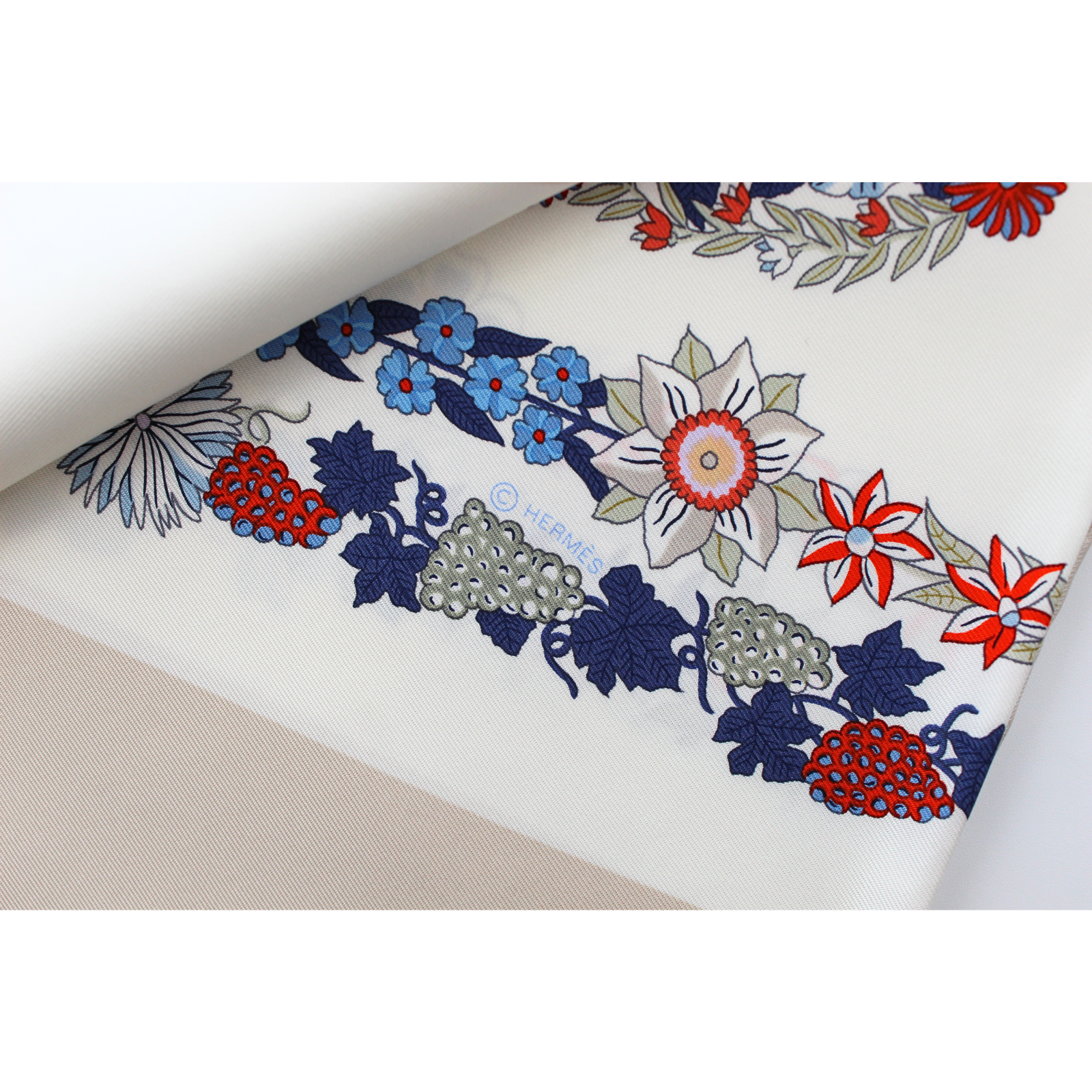 Carre 90 Brides Des Gala Silk Beige Scarf