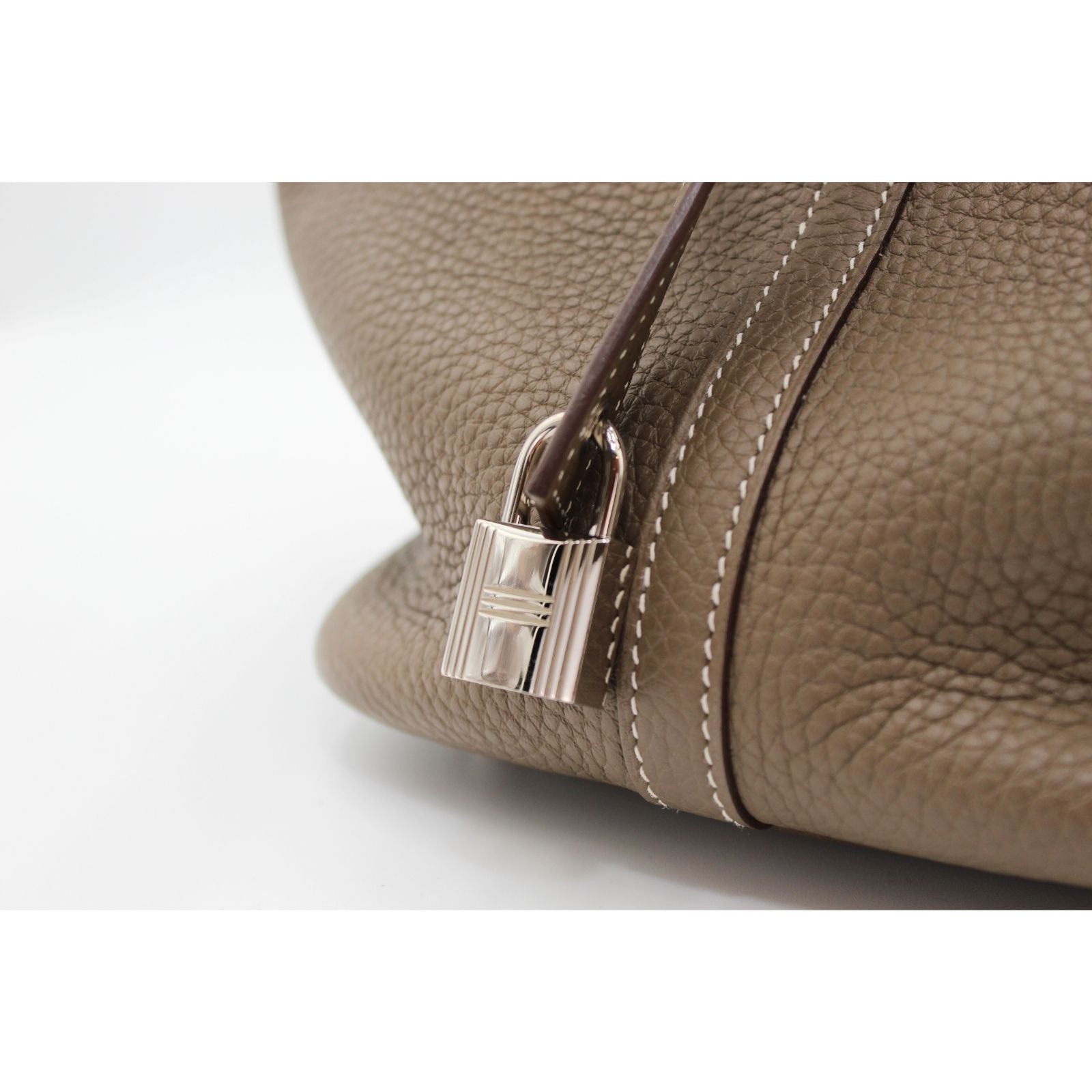 Picotin Lock 22 Taurillon Clemence Etoupe Hand Bag
