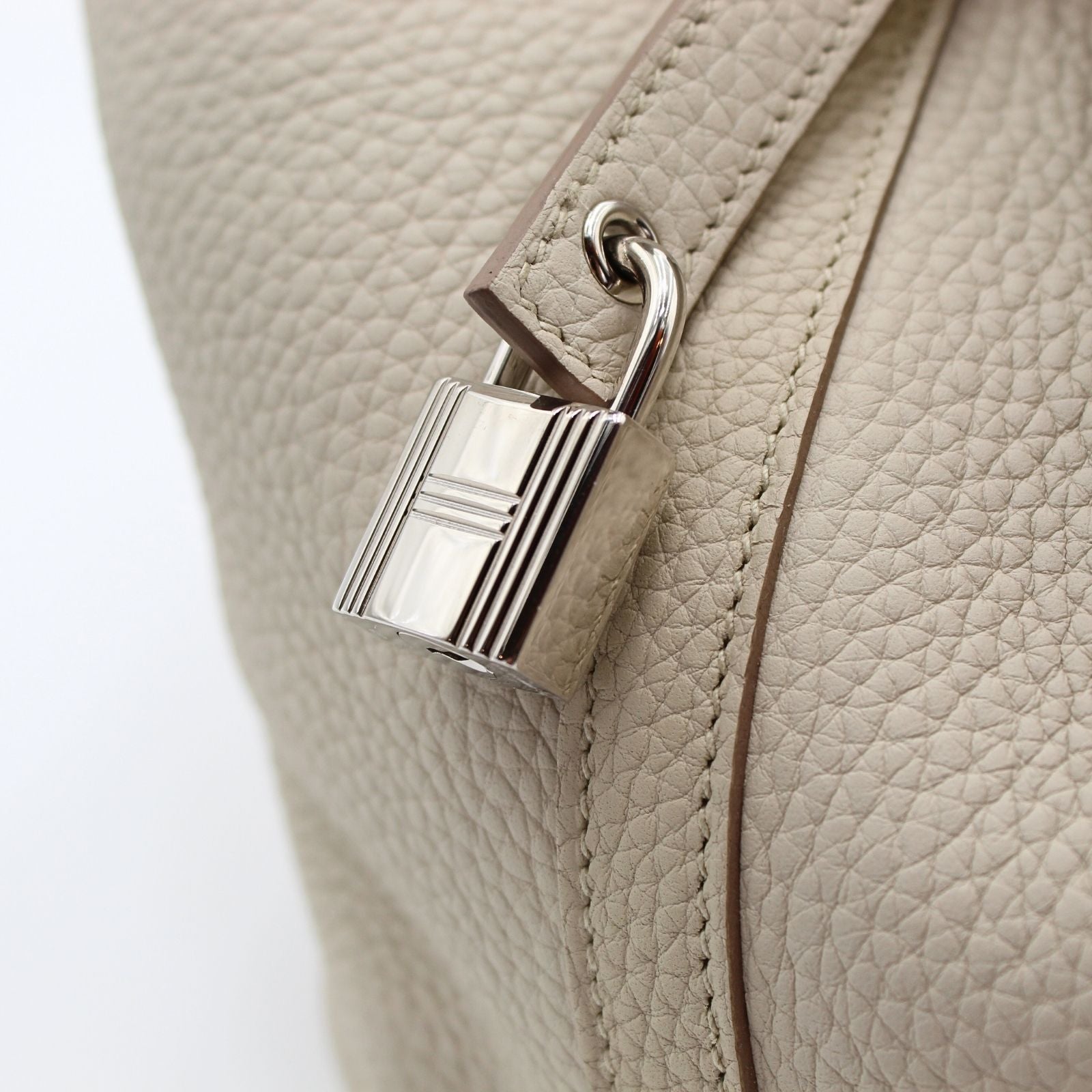 Picotin Lock 22 Taurillon Clemence Beton Hand Bag