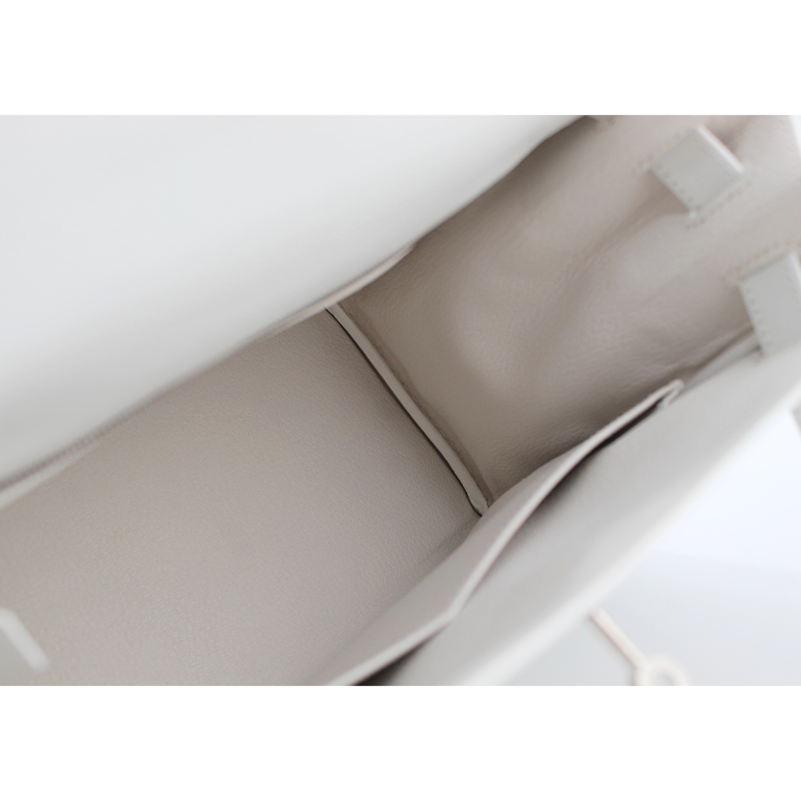 Kelly 28 Evercolor White