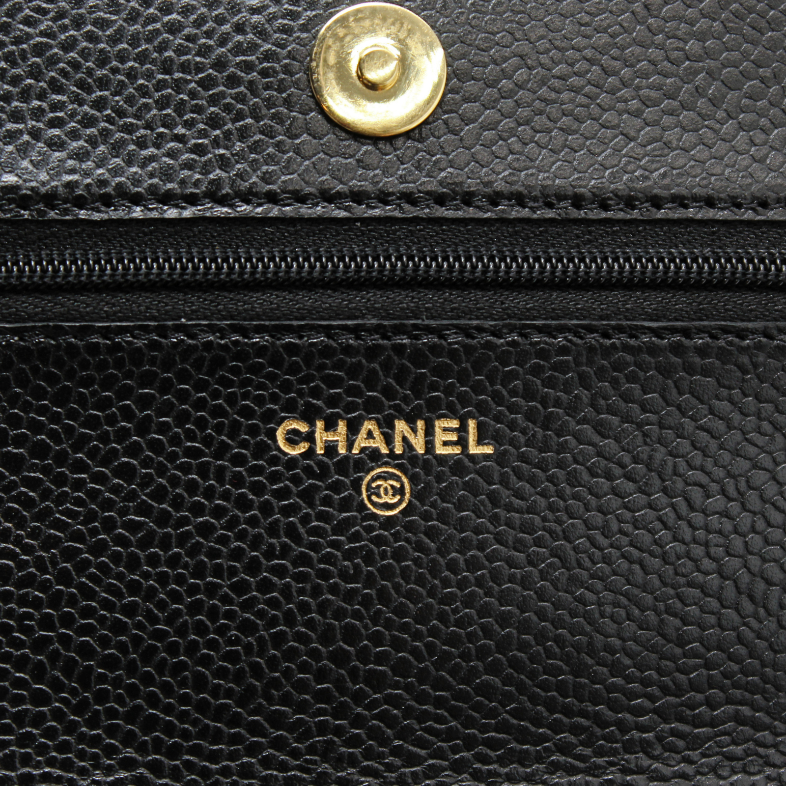 Classic Caviar Black Wallet on Chain