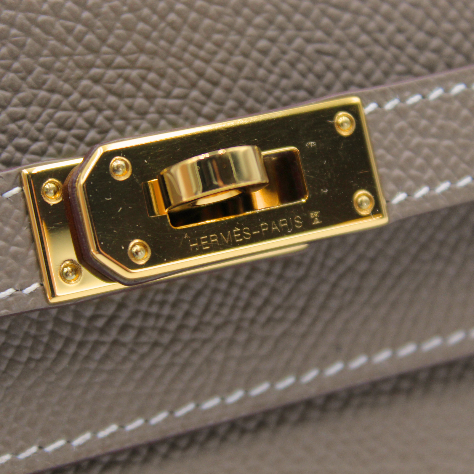 Kelly To Go Epsom Etoupe Wallet on Chain