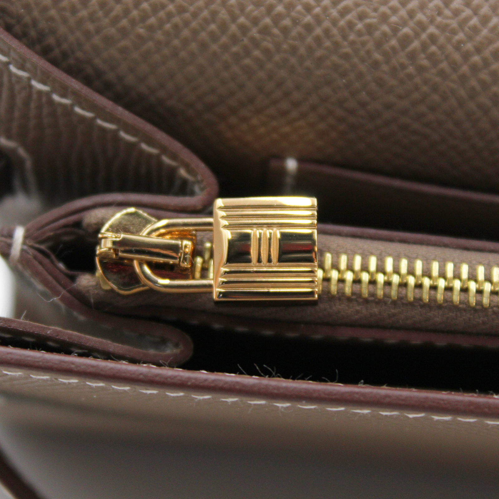Kelly To Go Epsom Etoupe Wallet on Chain