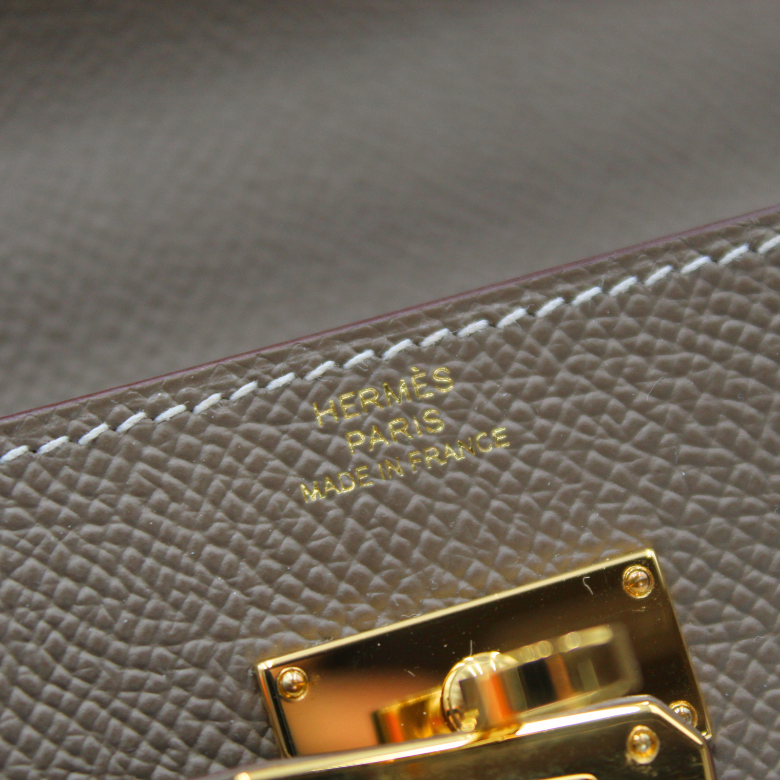 Kelly To Go Epsom Etoupe Wallet on Chain