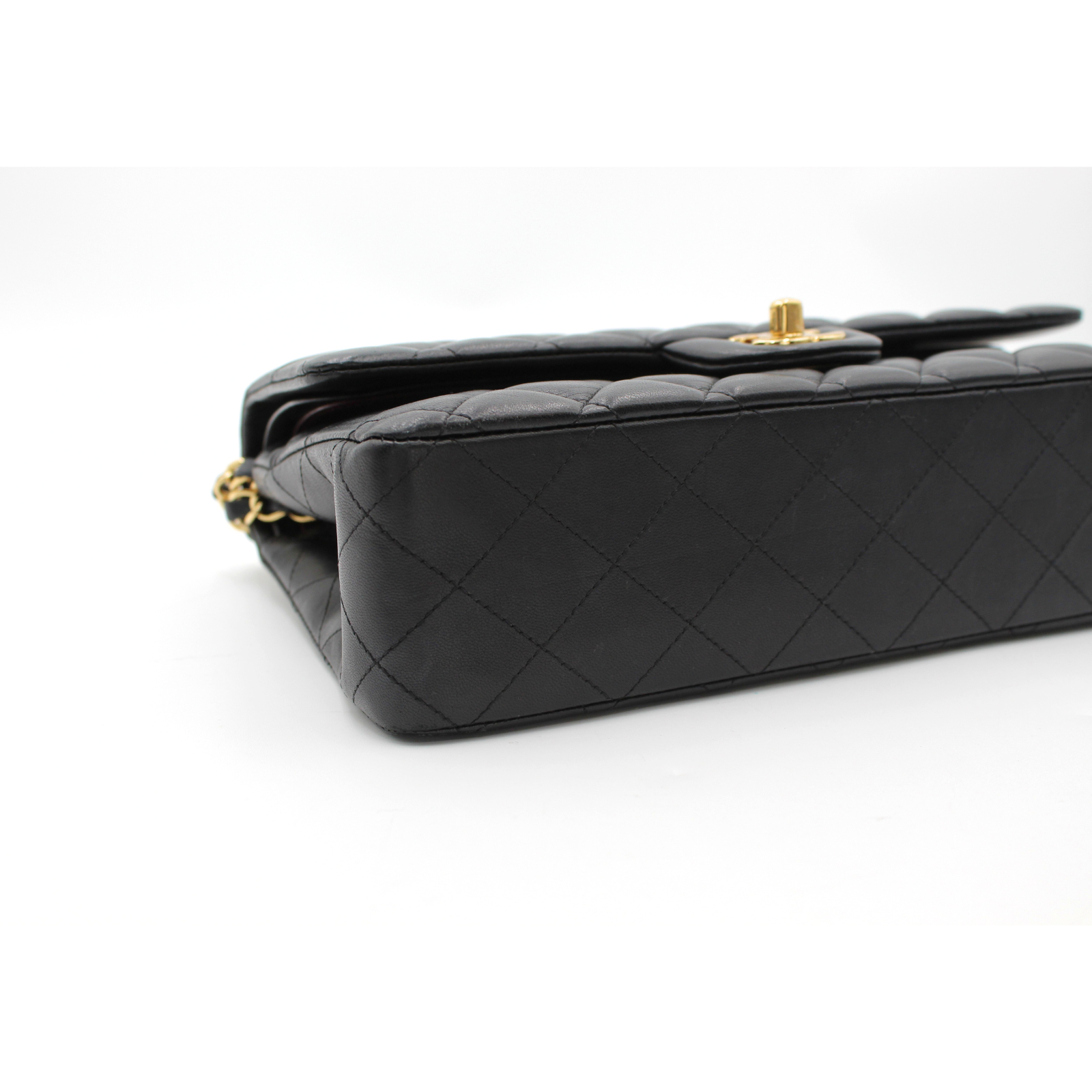 Classic Medium Lamb Black Shoulder Bag