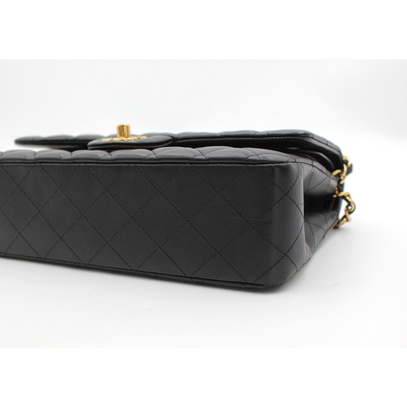 Classic Medium Lamb Black Shoulder Bag