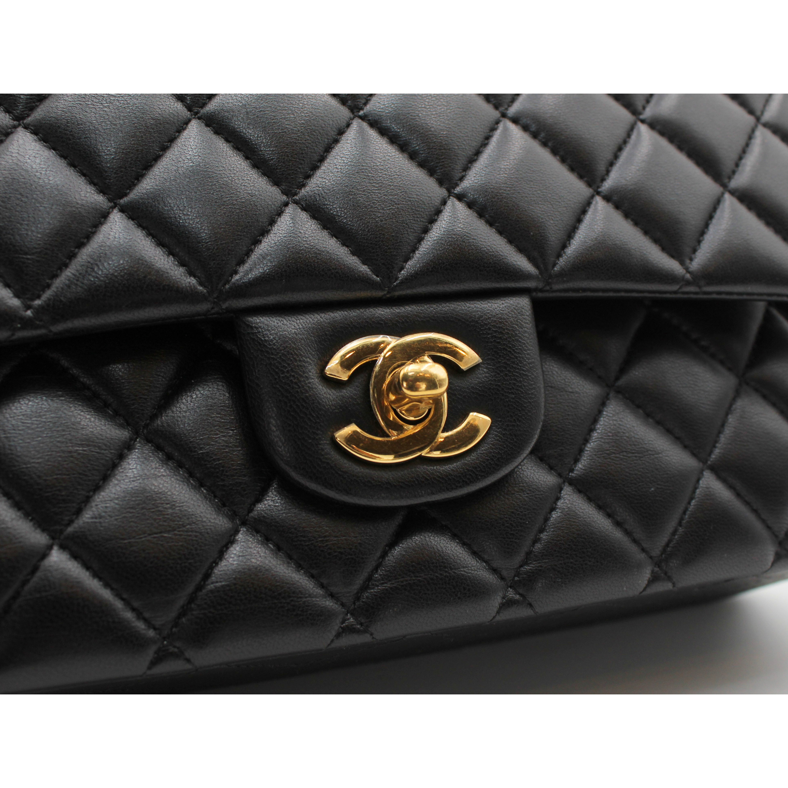 Classic Medium Lamb Black Shoulder Bag