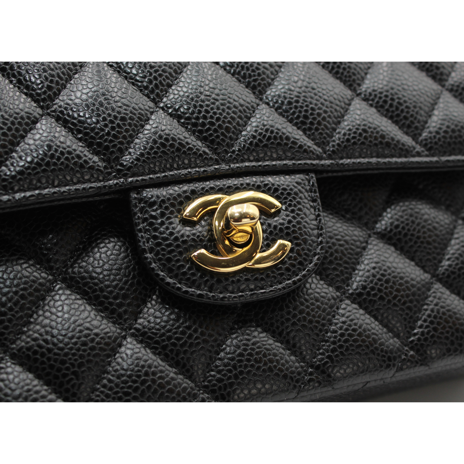 Classic Medium Caviar Black Shoulder Bag