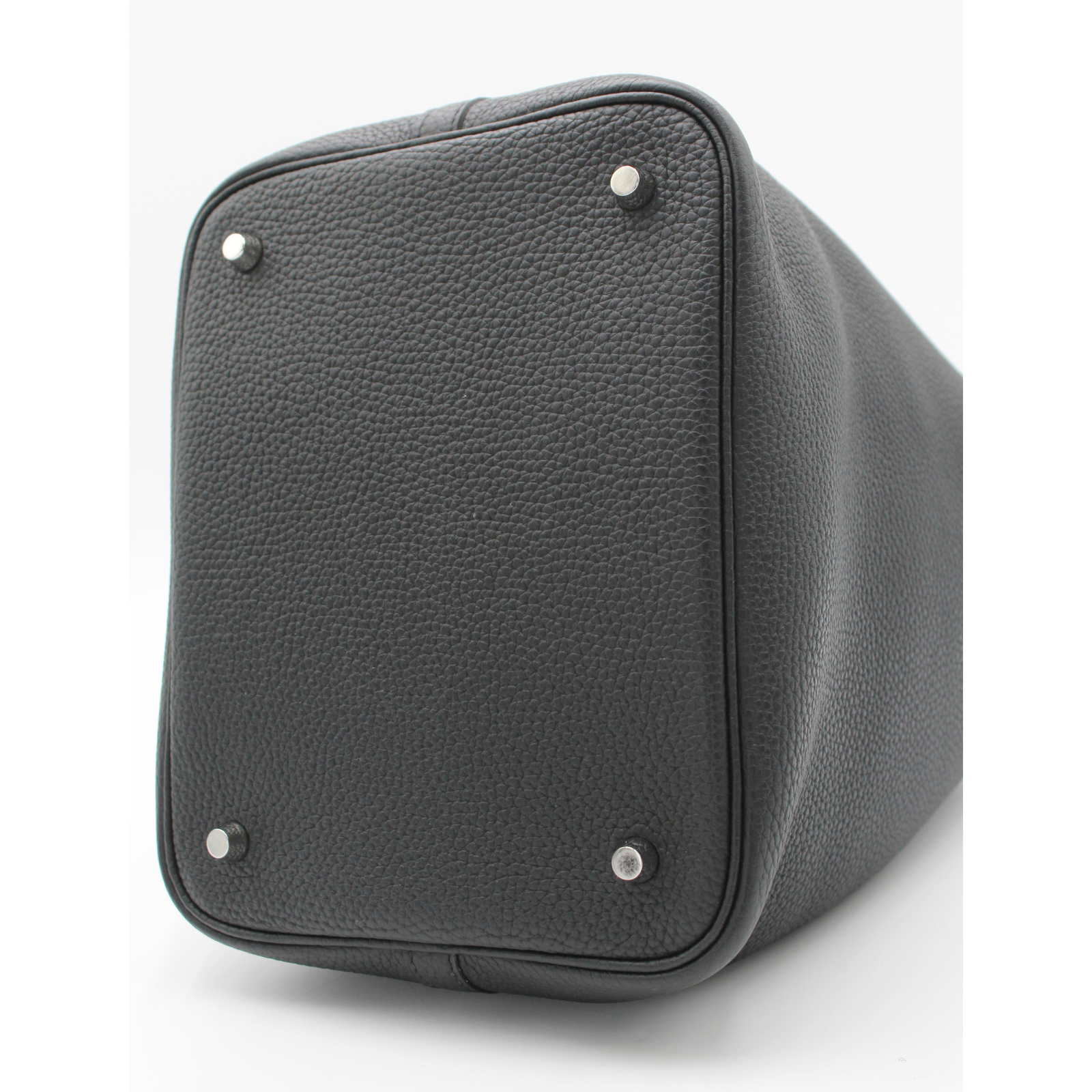 Picotin Lock 22 Taurillon Clemence Black Handbag