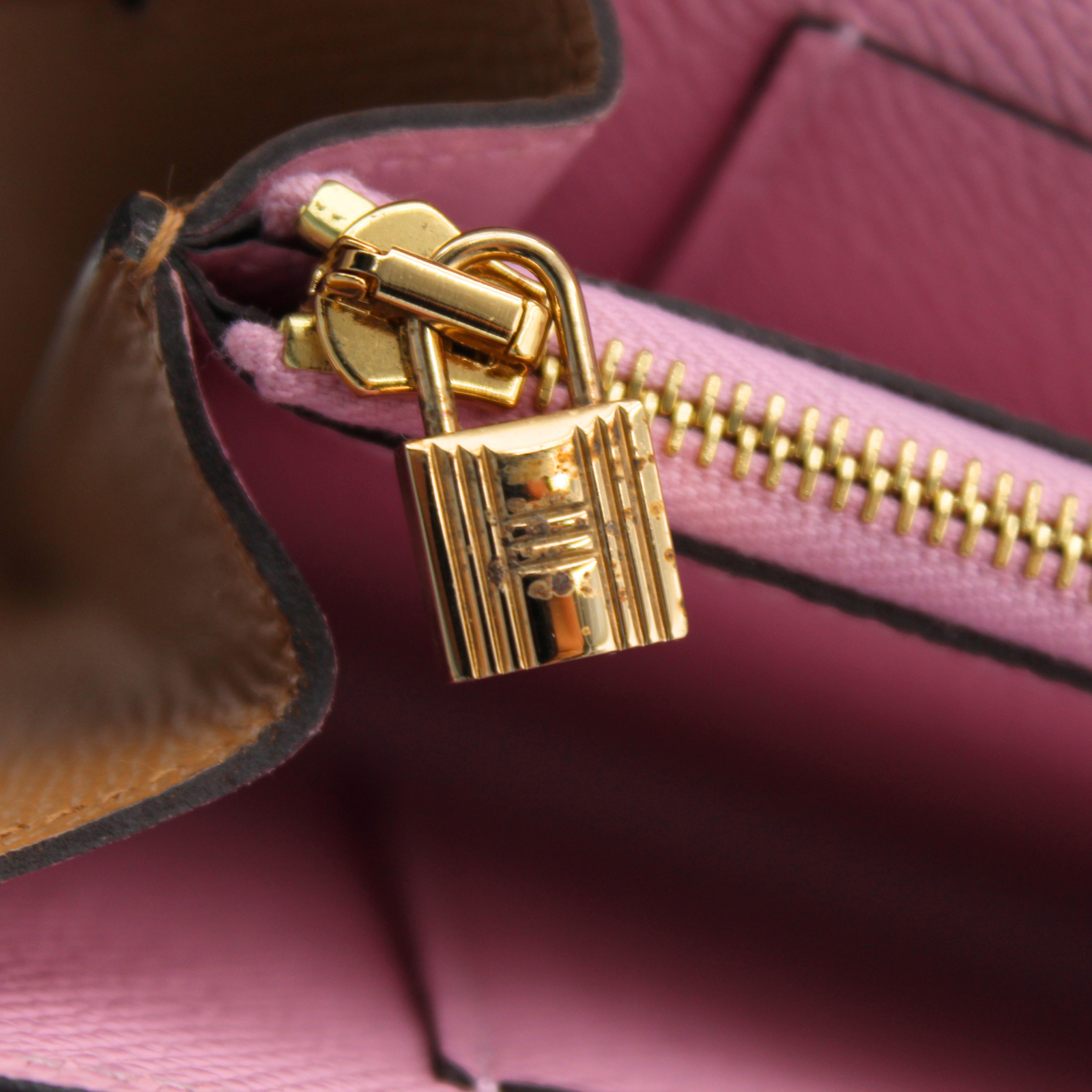 Kelly To Go Verso Epsom Chai Wallet on Chain