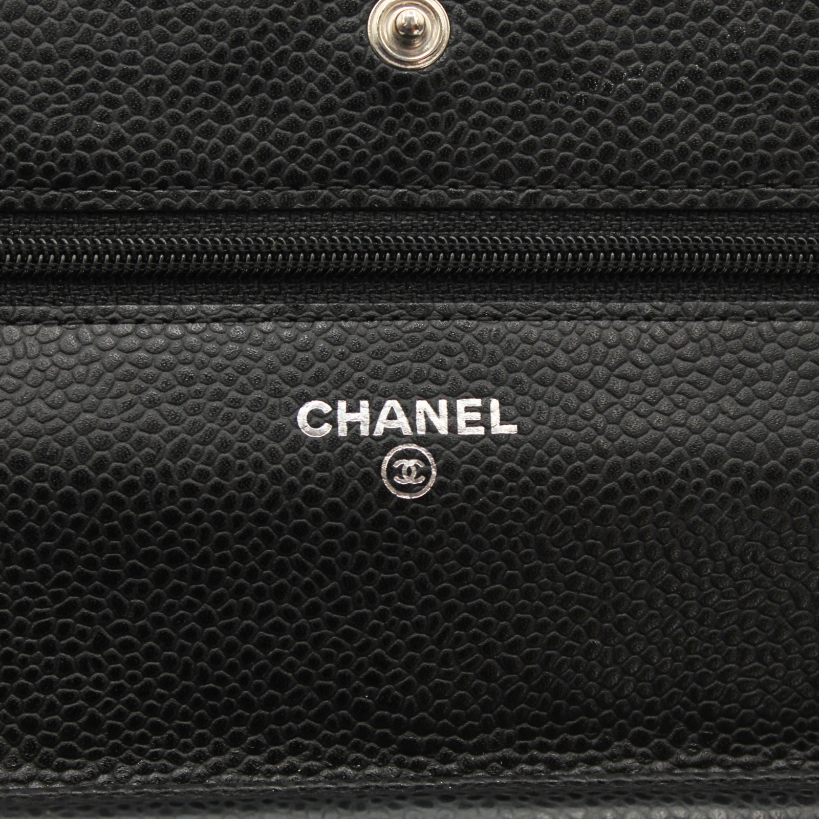 Classic Caviar Black Wallet on Chain