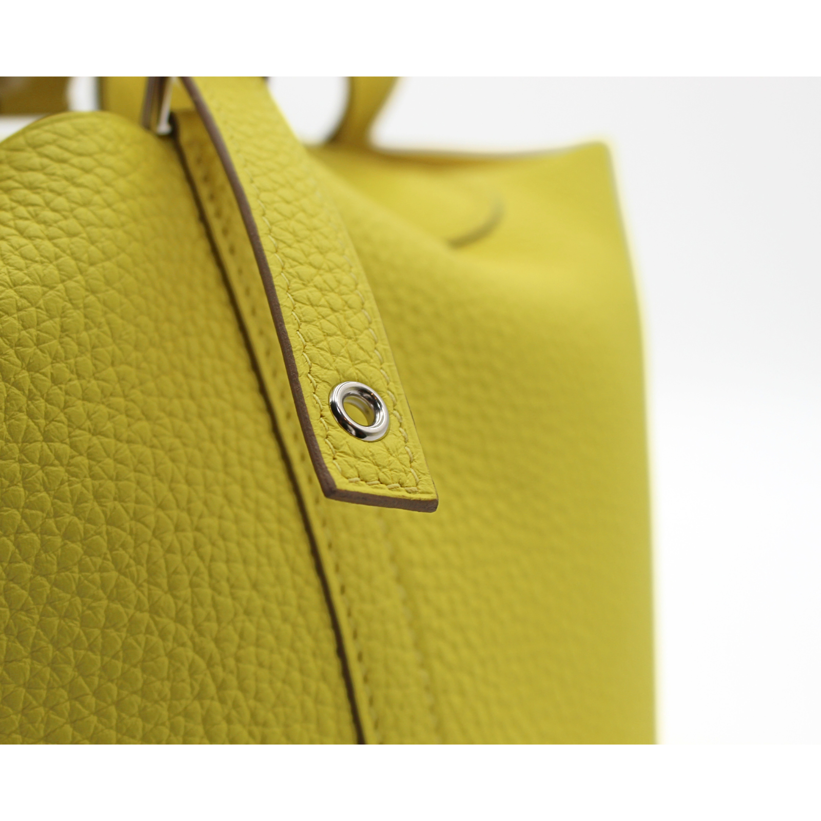Picotin Lock 18 Taurillon Clemence Lime Handbag