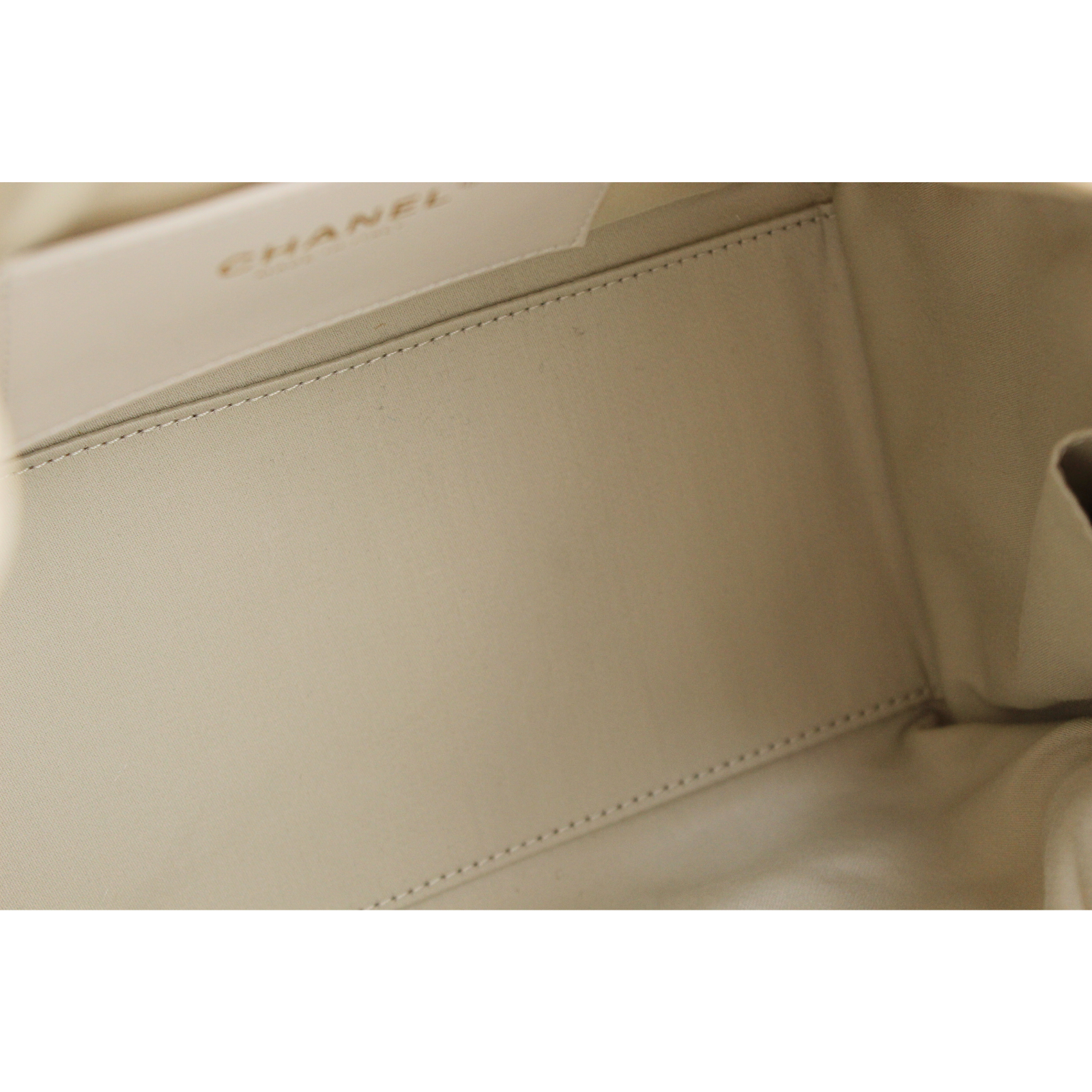 CHANEL 25 Small Tweed White Shoulder Bag